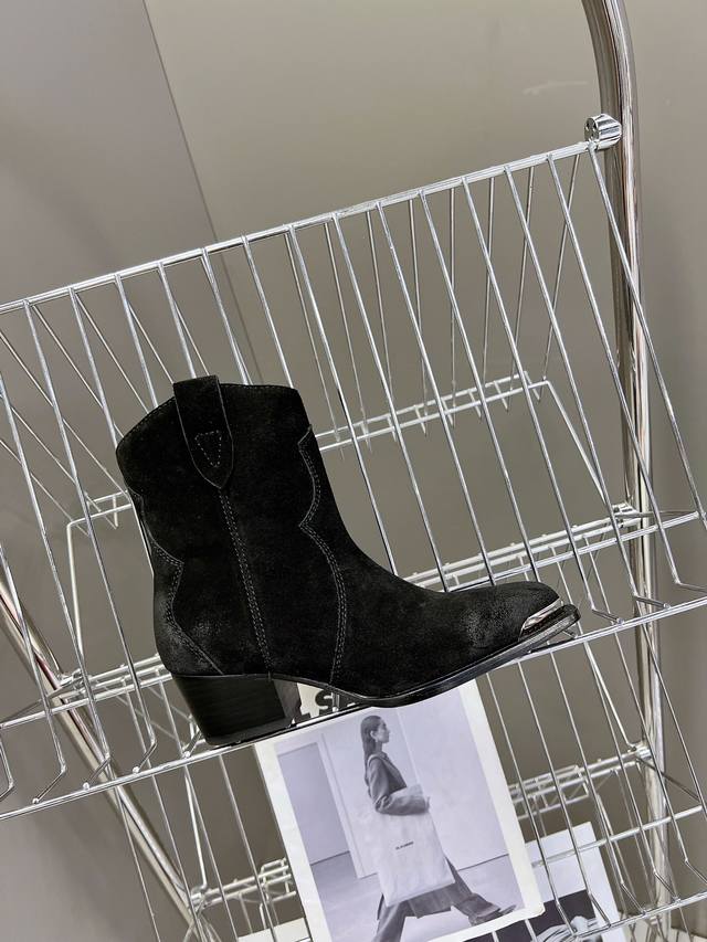 CELINE专柜最新时装靴、走秀款时尚博主同款 早秋力推单品！复古欧美风格 炸街必备单品 凯旋门logo点缀 非常高端有气质 四季可穿的短靴、鞋面：采用原版定制