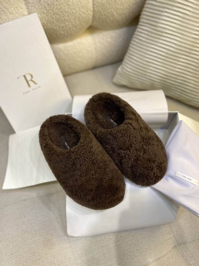 上新The Row 2024羊皮毛一体勃肯鞋毛毛拖鞋 The row 极致奢华，这款拖鞋的鞋面与内里均采用顶级皮毛一体羊羔毛包裹，独特大圆头设计增添几分俏皮气息
