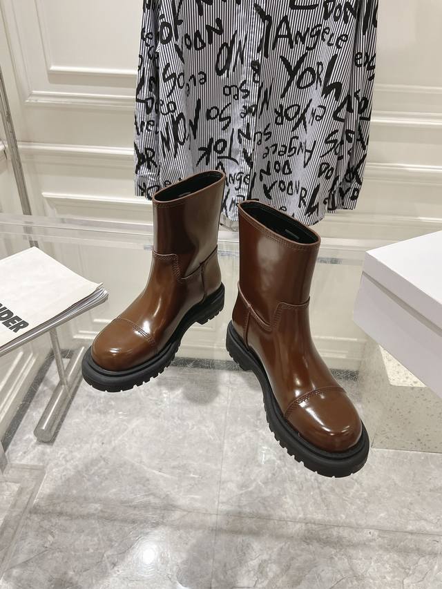 短靴 长靴 顶级版本Dior 迪奥2024秋冬新款 机车长靴 短靴 鞋面：进口全粒面小牛皮 内里：水染羊皮内里垫脚 大底：原版开模Tpu大底 配饰：原版开模五金