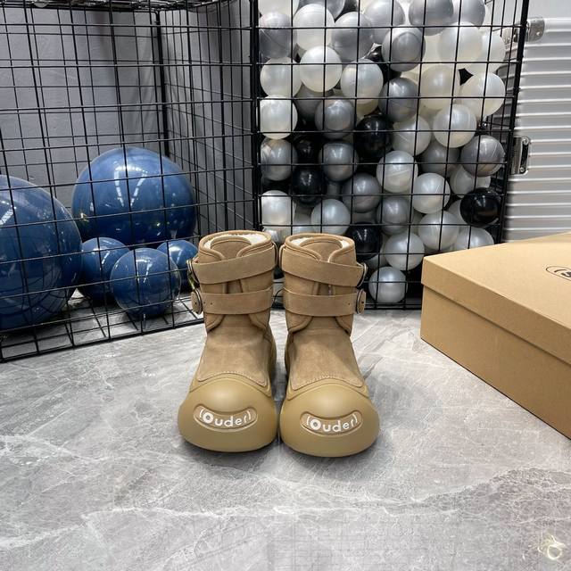 出厂 ouder snow秋冬新款雪地靴系列 明星同款！刷爆小红书超级软糯糯 延续经典大头设计，圆弧形鞋头有足够的空间伸展贴合脚型。采用可调节扣加鞋舌设计，穿脱