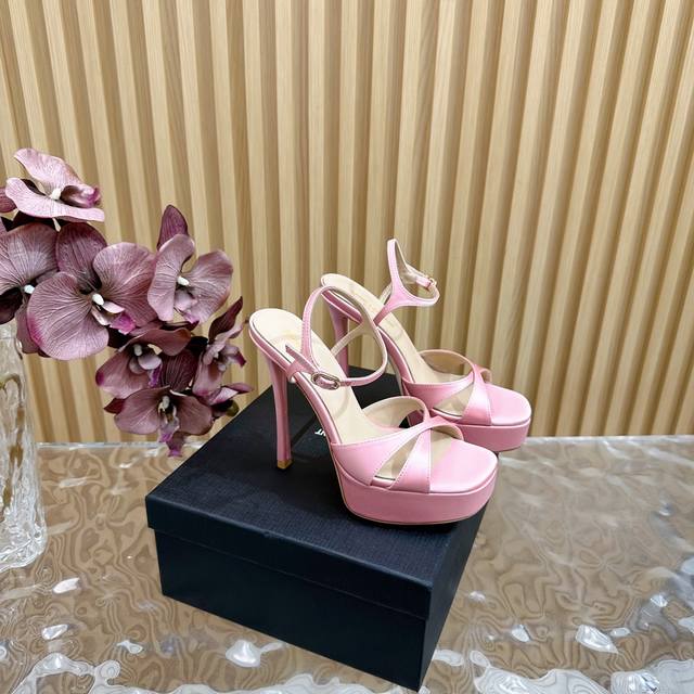 独家新款上架 YSL 圣罗兰 SS2024夏季鱼嘴 高跟新品 走秀款高跟凉鞋 2024全新春夏系列后带方扣高跟凉鞋 ！ 尖头高跟拖鞋淡淡的夏日里怎么少得了一双仙