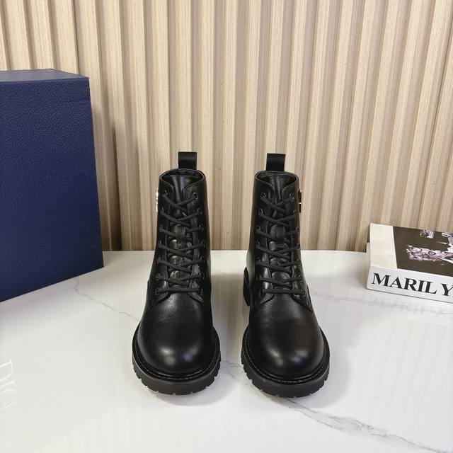 毛里DIOR迪奥2024vs秋冬全新走秀款D-Major系列 原版复刻，细节完全区别，MISSDIOR五金扣搭配，简单奢华超级显瘦，简约百搭不平凡 面料：进口牛