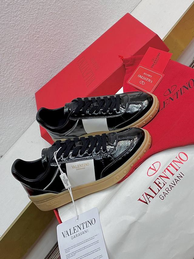 新品推出 Valentino华伦天奴情侣款运动鞋一款舒适超哇塞、 专柜原版购入1:1制造 原版logo吸汗透气垫脚TPU材质大底 品牌注塑鞋垫 德训休闲鞋男女款
