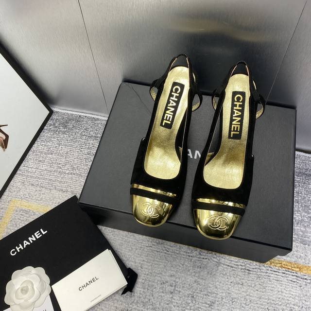出厂价 CHANEL2024早春香奈儿 拼色后空凉鞋 7.5跟高 大爆款，每期经典款都被抢光，超级柔软，上脚无敌柔软舒适，今年衣橱的top31肯定属它了！上脚美