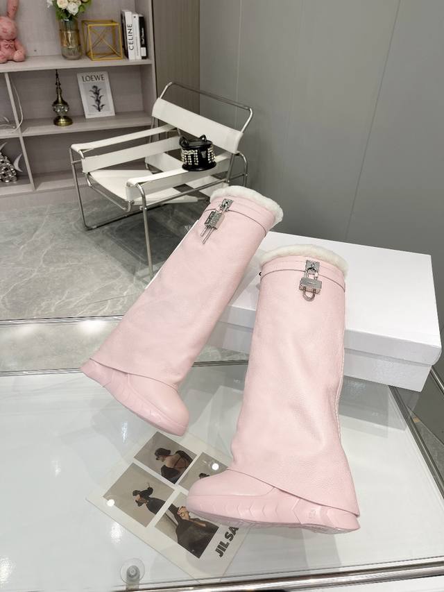 毛内短 长520不换款 GIVENCHY纪梵希，虞书欣同款鲨鱼靴，增高12cm秒变大长腿超神的鲨鱼靴！不仅是虞书欣同款，更是能让你秒变大长腿的神器！这款鲨鱼靴采
