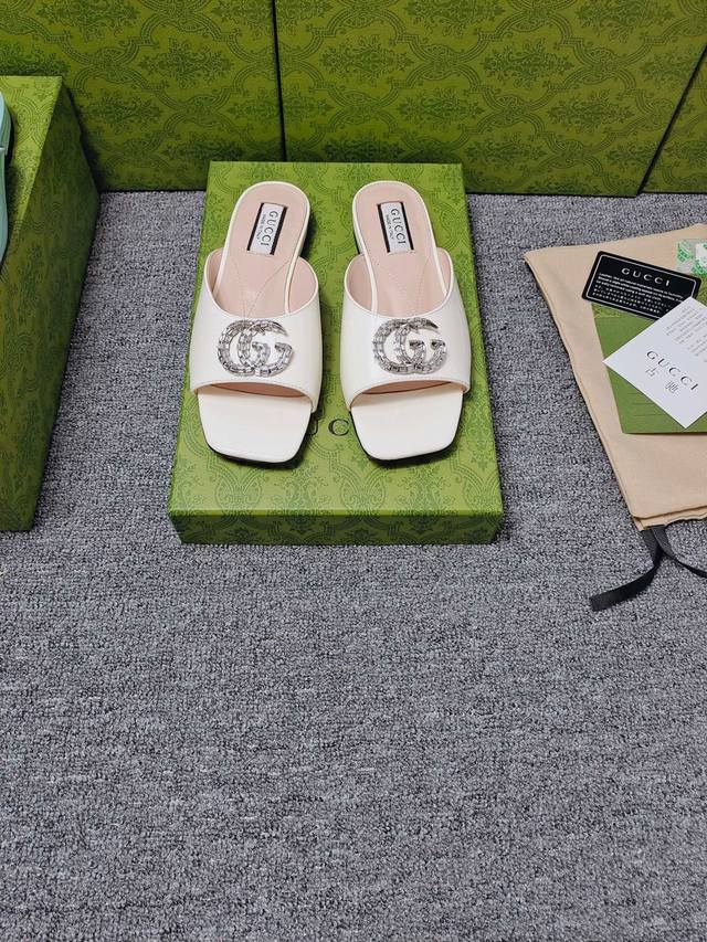 GucCi 饰水晶双G G造型配件为一系列女士鞋款注入摩登新韵。闪耀夺目的配件亮眼装点凉拖鞋和防水台浅口鞋等各式鞋款，在彩色漆皮或金属质感皮革的衬托下，尽显奢华
