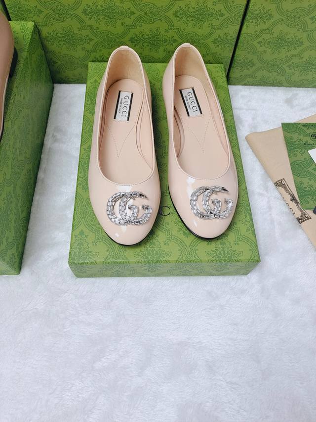 GucCi 饰水晶双G G造型配件为一系列女士鞋款注入摩登新韵。闪耀夺目的配件亮眼装点凉拖鞋和防水台浅口鞋等各式鞋款 凉鞋、单鞋同款 ，在彩色漆皮或金属质感皮革