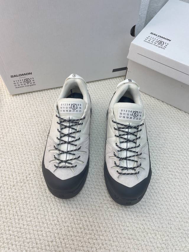 MM6 Maison Margiela&Salomon联名款 最新款情侣休闲运动厚底登山德比鞋 以两种新颖配色呈现 搭配Salomon专为山地运动所创的3D E