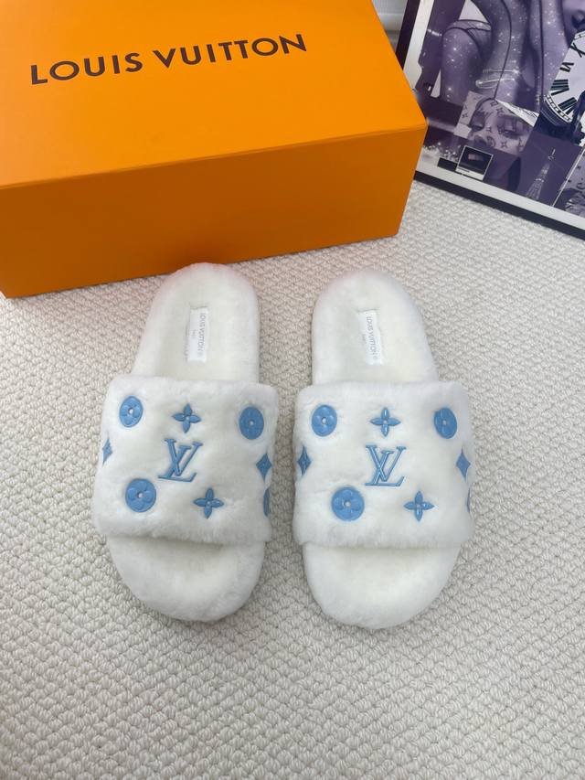 Louis Vuitton LV家2024秋冬限定款全羊羔毛居家、酒店顶级品质拖鞋，鞋面采用A级羊羔毛，整张裁剪而成 [皱眉]，鞋面的Lv滴胶标字体高级感十足，