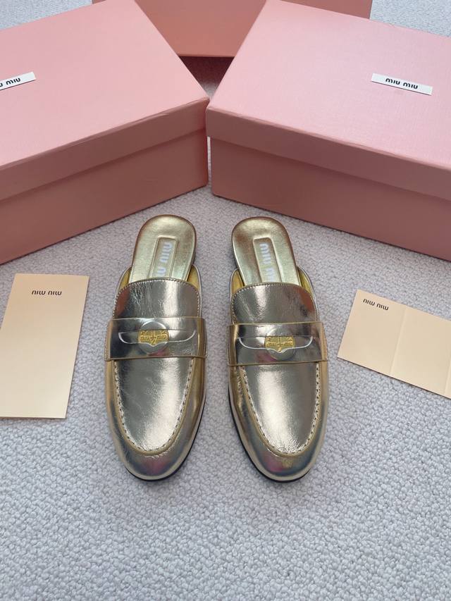 Miumiu24新款招财硬币鞋半拖 miumiu新出的“小钱币”真的让人一整个心都融化了啊除了中间夹着一颗钱币这种戳人细节之外，鞋型整体都狠秀气不笨重，也可以完