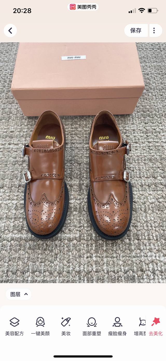 MIU MIU X CHURCH'S联名系列 Miu Miu刚刚与Church's合作推出终极秋季鞋款，将正式传统与现代自由精神融为一体。该系列鞋履采用光泽拉绒