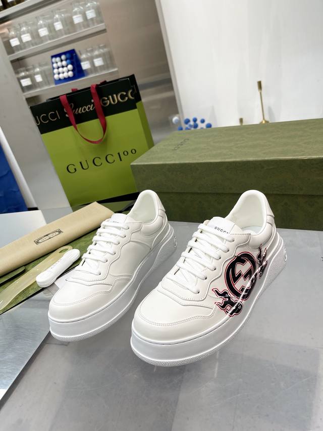 Gucci 专柜最新情侣款厚底小白鞋 代购级别 Gucci 最新IP轻质厚底小白鞋上脚秒内增高4CM！！ 简约 好搭且复古韵味十足～鞋舌最新防伪布标。且带电子芯