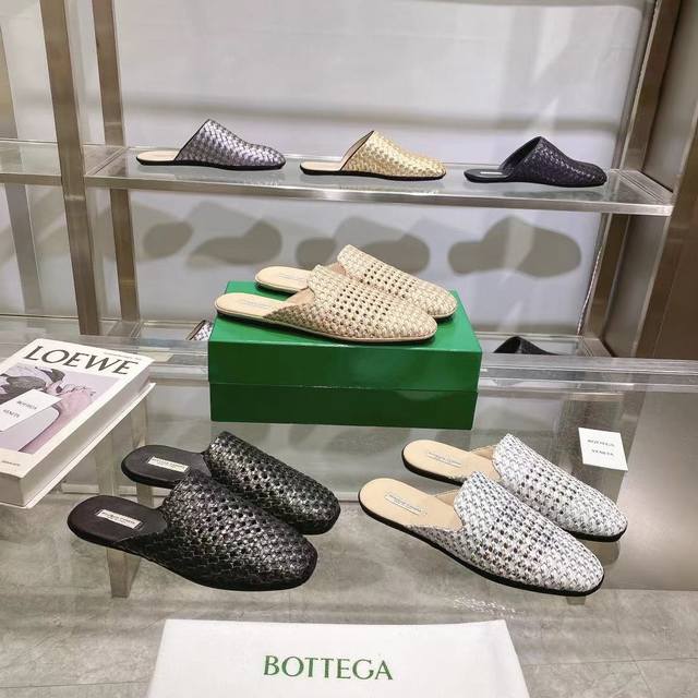 葆蝶家 Bottega Veneta缕空双色编织拖鞋 面料采用进口混种羊皮 ，！纯手工编织，质量保证！女35-39 40 订制不退换 男39--44 38 45