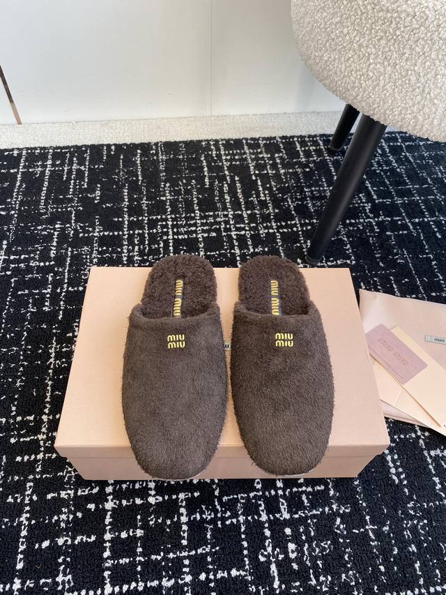 代购级 Miu Miu 24ss 秋冬系列穆勒鞋 羊毛 拖鞋 包头小羊皮半拖Zp开发 原版拆卸 对版拖鞋秒杀市面版本 Miu真的太少女啦 鞋面进口麂皮 进口羊皮