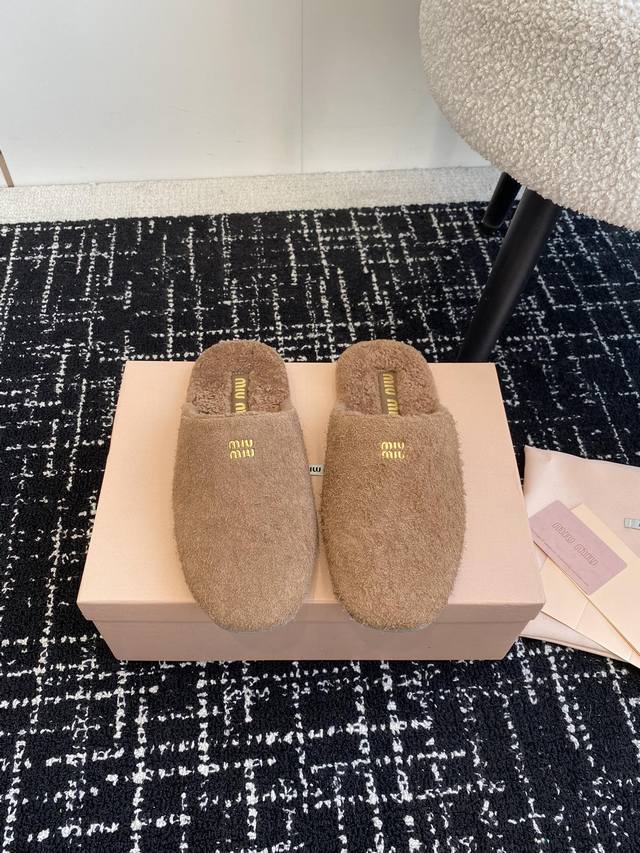 代购级 Miu Miu 24ss 秋冬系列穆勒鞋 羊毛 拖鞋 包头小羊皮半拖Zp开发 原版拆卸 对版拖鞋秒杀市面版本 Miu真的太少女啦 鞋面进口麂皮 进口羊皮