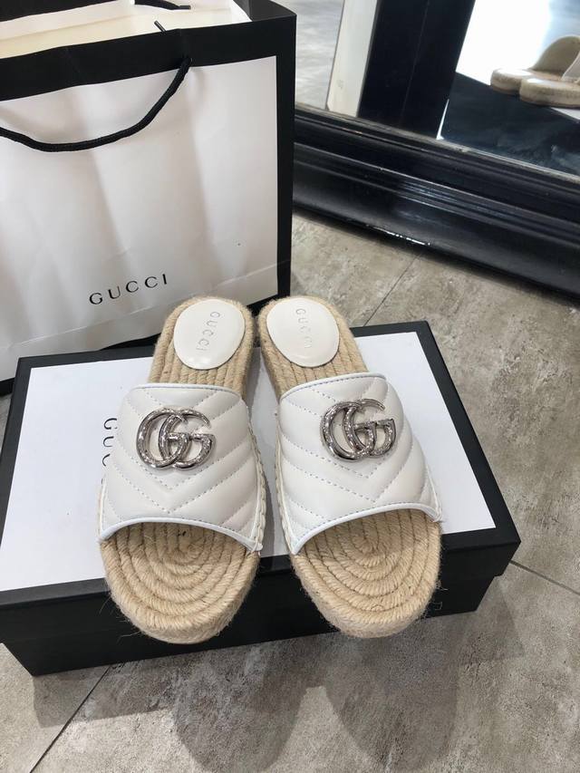 GUCCI 长期做货 最新！春夏清爽色系一字渔夫拖鞋 市场顶级版本，官网同步，永不过时，超级舒适，四季都可以穿，上脚超美绗缝真皮徽标渔夫鞋。 鞋面：采用特殊进口