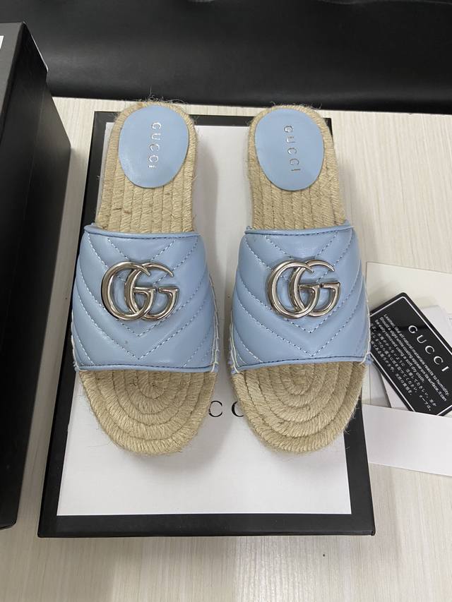 GUCCI 长期做货 最新！春夏清爽色系一字渔夫拖鞋 市场顶级版本，官网同步，永不过时，超级舒适，四季都可以穿，上脚超美绗缝真皮徽标渔夫鞋。 鞋面：采用特殊进口
