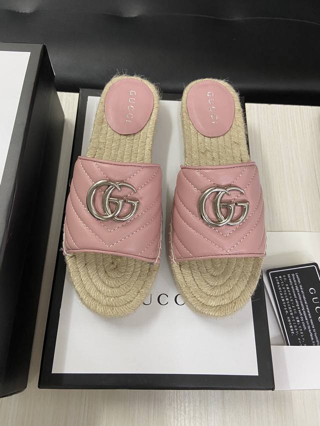 GUCCI 长期做货 最新！春夏清爽色系一字渔夫拖鞋 市场顶级版本，官网同步，永不过时，超级舒适，四季都可以穿，上脚超美绗缝真皮徽标渔夫鞋。 鞋面：采用特殊进口
