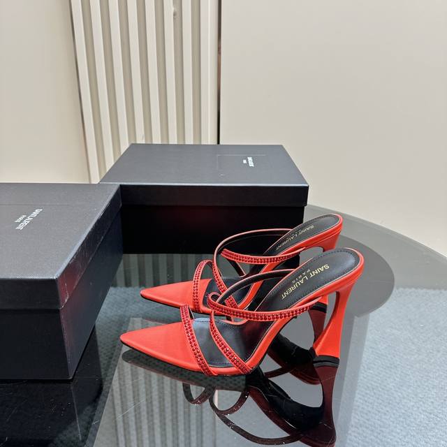 YSL 圣罗兰SS2024高跟新品 走秀款高跟凉鞋 2024全新春夏系列后带方扣高跟凉鞋 ！ 尖头高跟拖鞋淡淡的夏日里怎么少得了一双仙女鞋 各种小裙子搭配起来