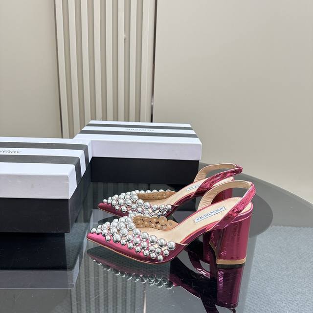 Aquazzura 2024新款凉鞋 代购品质！！！这双尖头粗高跟手工订珠装饰走秀凉鞋，简直是艺术品般的存在！尖头的造型，勾勒出迷人的线条，尽显女性魅力。粗高跟