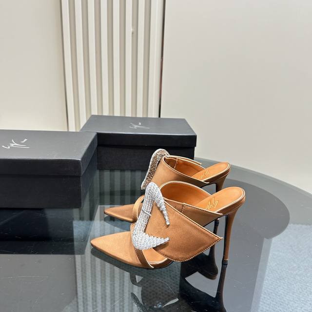 最高版出厂 Giuseppe Zanotti 新品！GZ 钻扣凉拖鞋系列 全新秋季系列水钻高跟凉鞋 ！ 各种小裙子搭配起来 完全不挑脚型哦 通透的闪钻在光线的照
