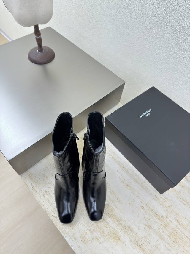 金跟 小方头靴 YSL 中筒靴 外销经典 Yvette Saint Laurent圣罗兰logo 精致高跟 黑色 最懂女人心的杨树林 无死角的美鞋 撑起气场 牛