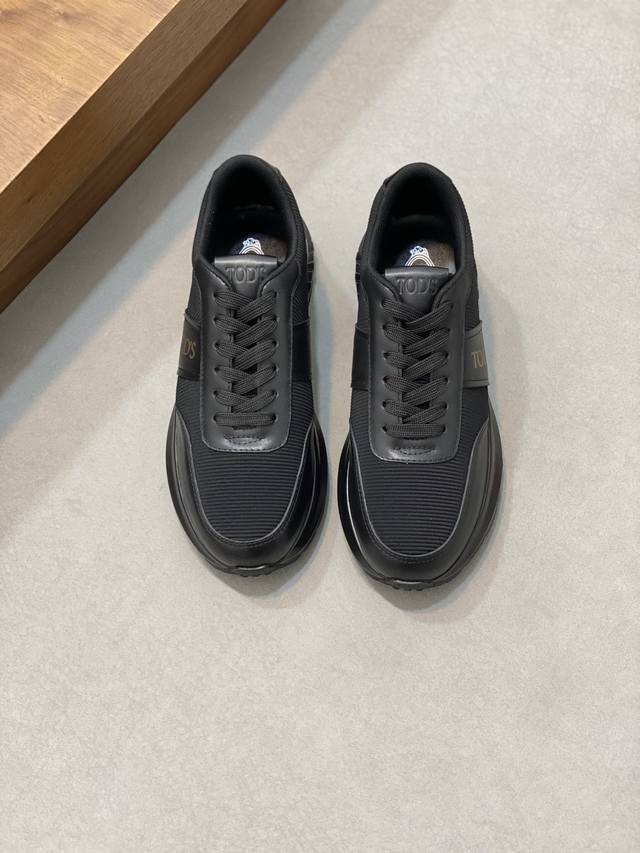 Tods男士休闲运动鞋 本款TOD’S 运动鞋以新颖设计吸引眼球,橡胶豆豆尽显品牌传统元素。绒面皮革拼光滑皮革制成,拼缝织物，触感柔软,侧边饰以TOD‘S 标识