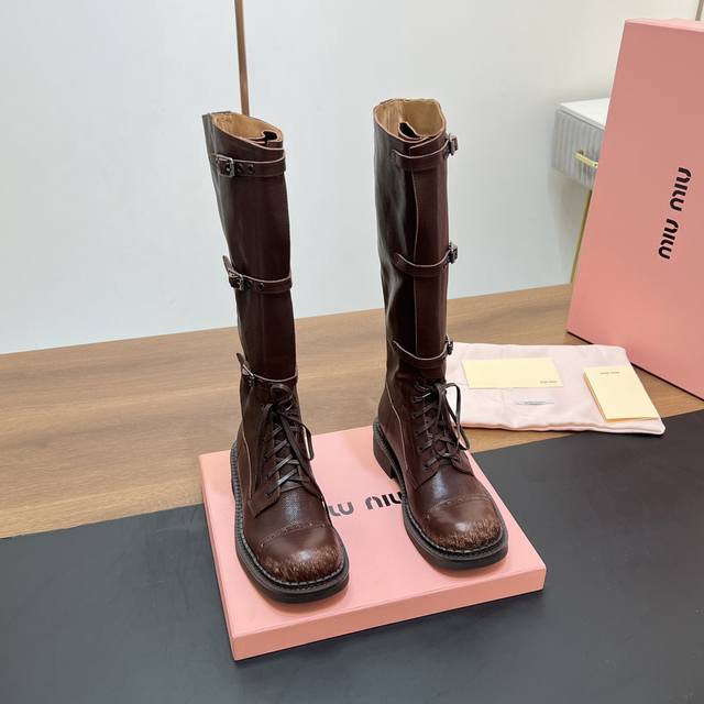 擦破版本 Miumiu2024秋冬走秀新款复古机车靴 今年最值得入手的靴子 没有之一！超多网红明星上脚 miumiu今年秋冬确实泰酷辣 秋冬限定款 专柜非常难买