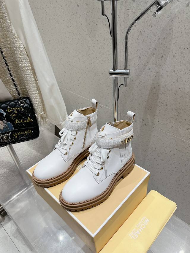 出厂 MICHAEL KORS MK秋冬新款马丁靴 官网同步发售 面料：进口头层牛皮 内里：进口透气羊皮 大底：防滑原版橡胶大底 码数：35-41 35、41不