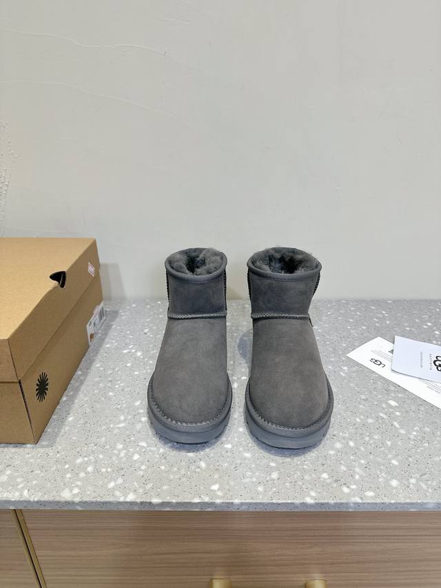 中帮 UGG 油叽叽 秋冬新款 毛毛鞋 棉鞋 真的是必须人手一双！慵懒随性的代表 穿搭上脚真的很高级 上脚包裹感超nice 很舒服，懒人必备，可以搭配衣柜里所有