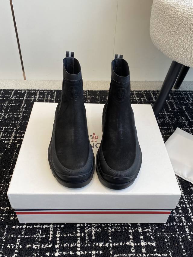 代购级 Moncler 盟可睐 蒙口 24ss 秋冬季 轻质户外越野短靴 功能：具有舒适防滑性能，采用皮革和科技面料制成，专为户外跑步或都市漫步而设 兼备创新、