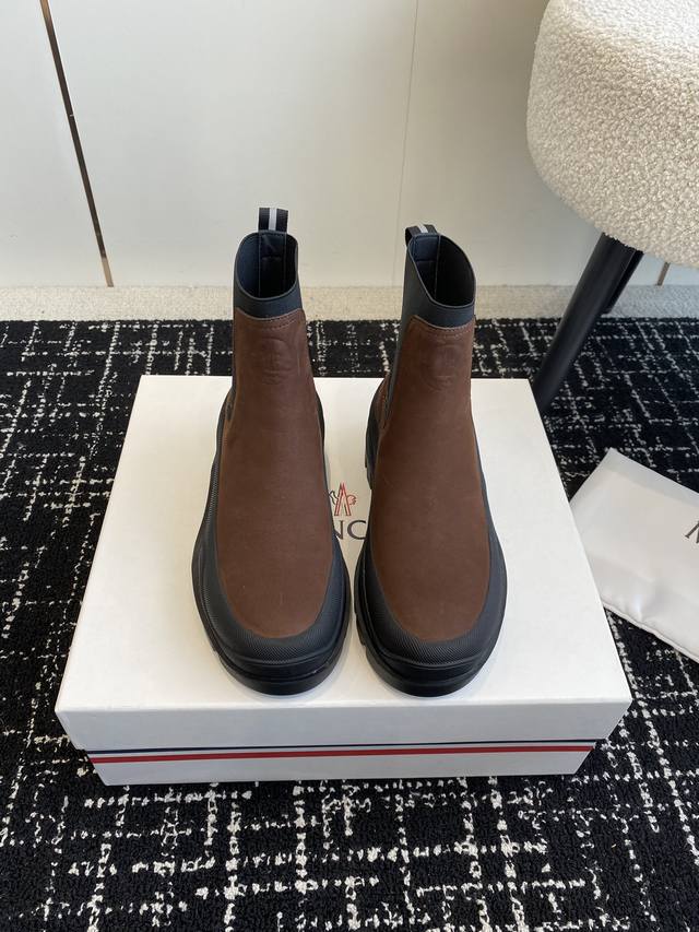 代购级 Moncler 盟可睐 蒙口 24ss 秋冬季 轻质户外越野短靴 功能：具有舒适防滑性能，采用皮革和科技面料制成，专为户外跑步或都市漫步而设 兼备创新、