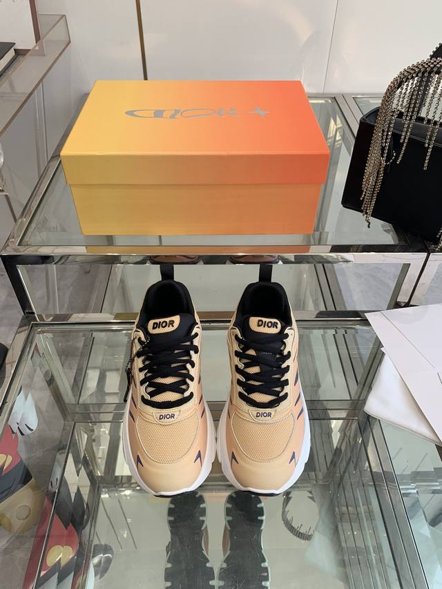 Dior 迪奥 2024ss新款 B32系列情侣款厚底网面老爹鞋 休闲运动鞋 这款Dior B32运动鞋采用近几年比较流行的版型设计，外观时尚大气。鞋底采用耐磨