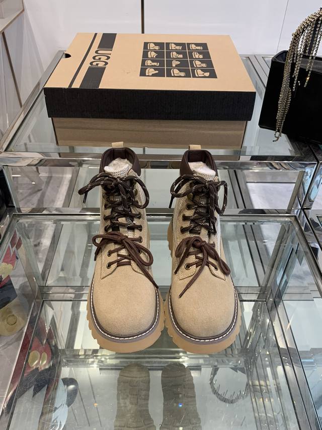 UGG 一款时尚与保暖并存的的马丁靴她来了，采用进口高丝光牛反绒面料，不失优雅的经典舒适的棉麻布料，暖暖的全羊毛里，大底采用的是没有重负感的发泡大底，点缀上双色