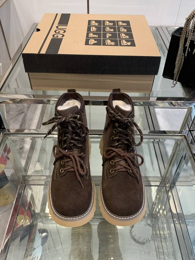UGG 一款时尚与保暖并存的的马丁靴她来了，采用进口高丝光牛反绒面料，不失优雅的经典舒适的棉麻布料，暖暖的全羊毛里，大底采用的是没有重负感的发泡大底，点缀上双色