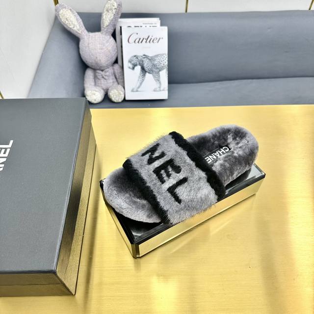 chanel 香奈儿 白色刺绣条纹logo加绒毛里一字平底拖鞋秋冬新款羊毛拖鞋 让我重新爱了它一次！这季节美鞋太多这款毛拖真的是让我无法自拔真太可爱了～ 面料：
