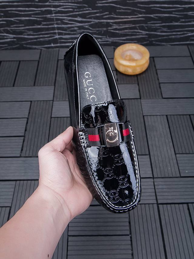 实价 ，品牌GUCCI，古奇官方旗舰店正品豆豆鞋～四季潮鞋 专柜品质，古奇1:1优质做工，鞋面:进口定制牛漆皮，舒适透气羊里，时尚懒人商务风设计，休闲乐福款，跑