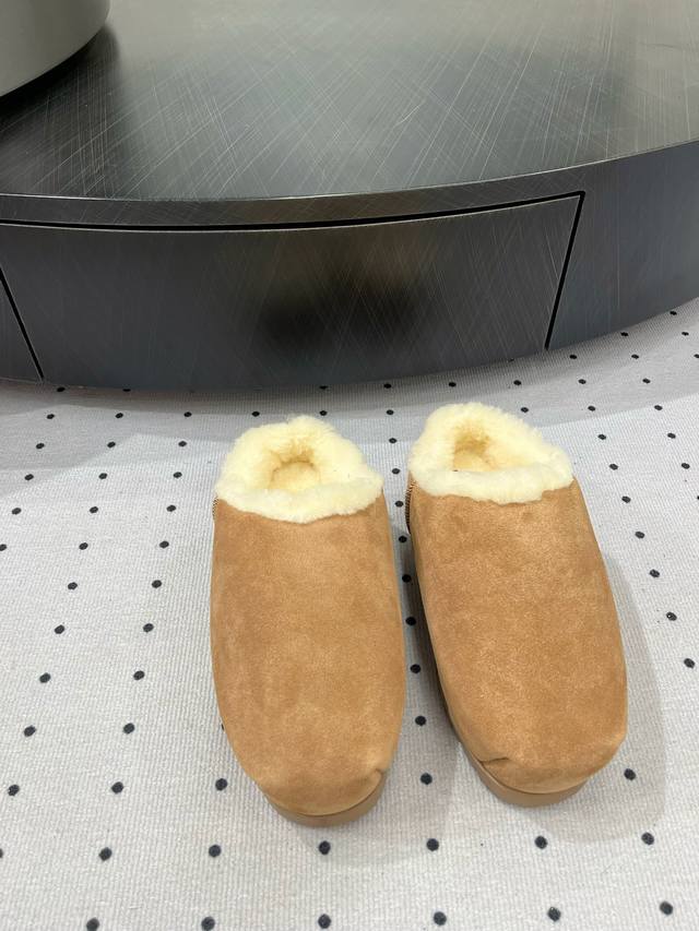 一口价 秋冬新品， ★面料： 皮毛一体 内里：羊毛 鞋底：发泡大底 优雅风格 创造不一样的感觉 跟高 1 cm 简约气质款式！ 市场顶级 show bdetai