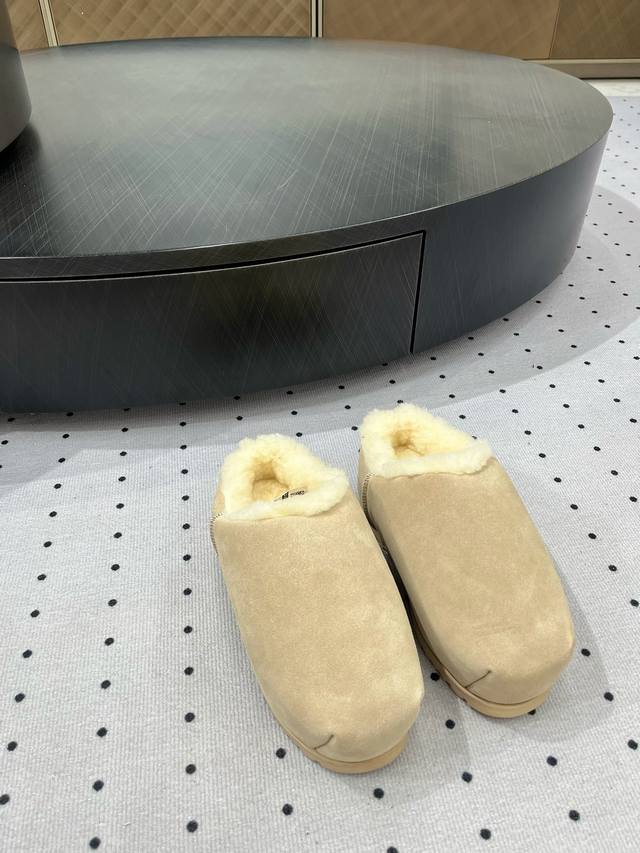 一口价 秋冬新品， ★面料： 皮毛一体 内里：羊毛 鞋底：发泡大底 优雅风格 创造不一样的感觉 跟高 1 cm 简约气质款式！ 市场顶级 show bdetai