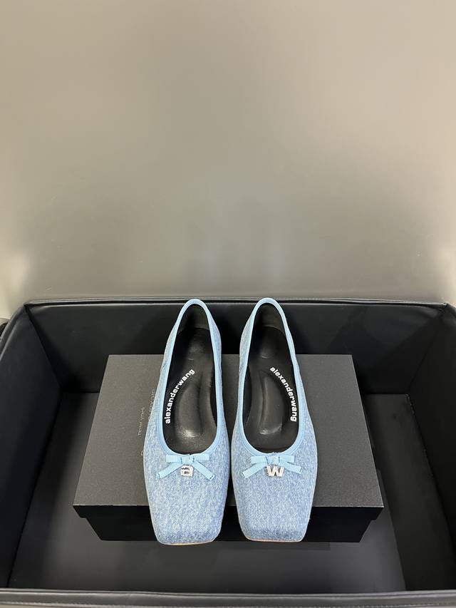 alexand wang 亚历大王 独家芭蕾舞鞋 今年真的牛仔好忙 爆爆爆火的一款芭蕾舞鞋横空出世！独家牛仔配色也是今年巨好看的一款~超级绝美！上脚怎么穿都是效