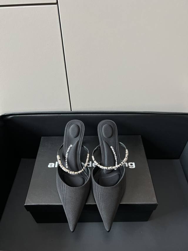 Alexande* wang 23 aw 水钻款凉鞋 ins众多明星博主上脚示范，party聚会必备单品 上脚绝美，修饰脚型，人手必备一双的鞋子大王这双鞋特别好