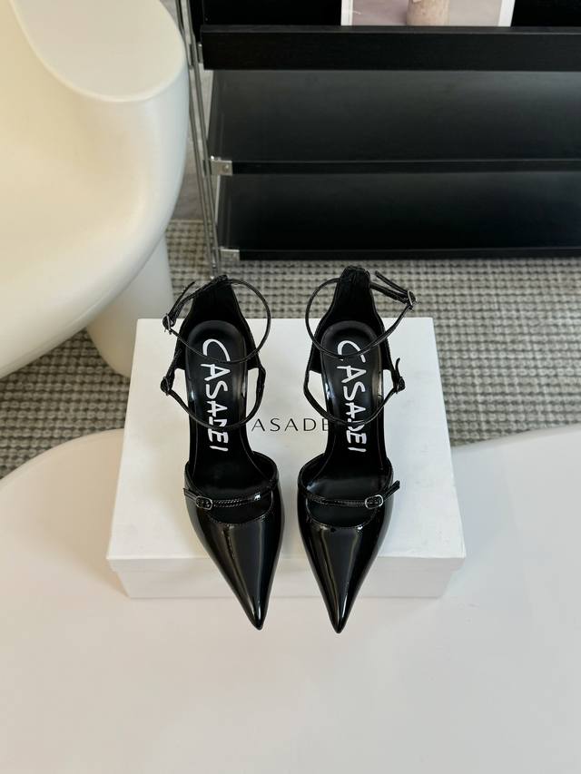 Casadei 24S早秋新品尖头 罗马高跟凉鞋 鞋面采用进口小牛漆皮 内里采用羊皮内里 意大利进口真皮大底 跟高：10.5cm 码数：35-39 40定做