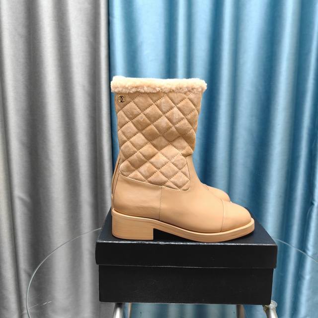 Chanel 雪地靴 秋冬暖心推荐 高品质认准我家实拍 穿腻了毫无特色的ugg 不妨来买这款，超级仙女的一款，内里隆丰羊皮毛一体，不计成本选用澳洲皮毛一体羔羊毛