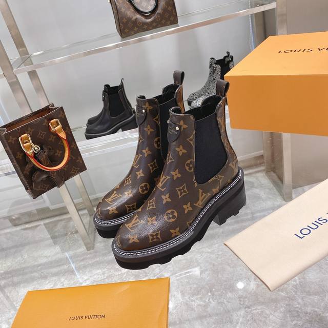 本款 LV Beaubourg 及踝靴取材 Monogram 漆光帆布，为源自经典切尔西靴的鞋面设计搭配轻盈坚实的外底。压纹皮革贴饰和鞋跟的LV 字母嵌饰丰富细