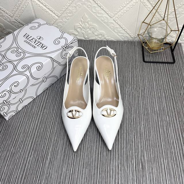 出厂 顶级版本 Valentino 华伦天奴 火爆新品 新款穆勒鞋 也太好穿啦... 最新logo饰扣 与性感尖头完美结合简直是夏天时髦巅峰原版复刻 大底：意大