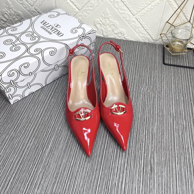 出厂 顶级版本 Valentino 华伦天奴 火爆新品 新款穆勒鞋 也太好穿啦... 最新logo饰扣 与性感尖头完美结合简直是夏天时髦巅峰原版复刻 大底：意大