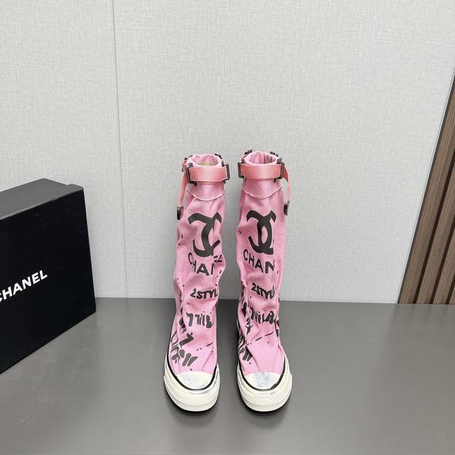 顶级版本 CHANE*香家2024vs秋冬新款靴子系列 厚底帆布长靴 新款上架这款厚底在欧美街拍中出境率超高，ins也是火了一把，调鞋楦都调了一个月整体