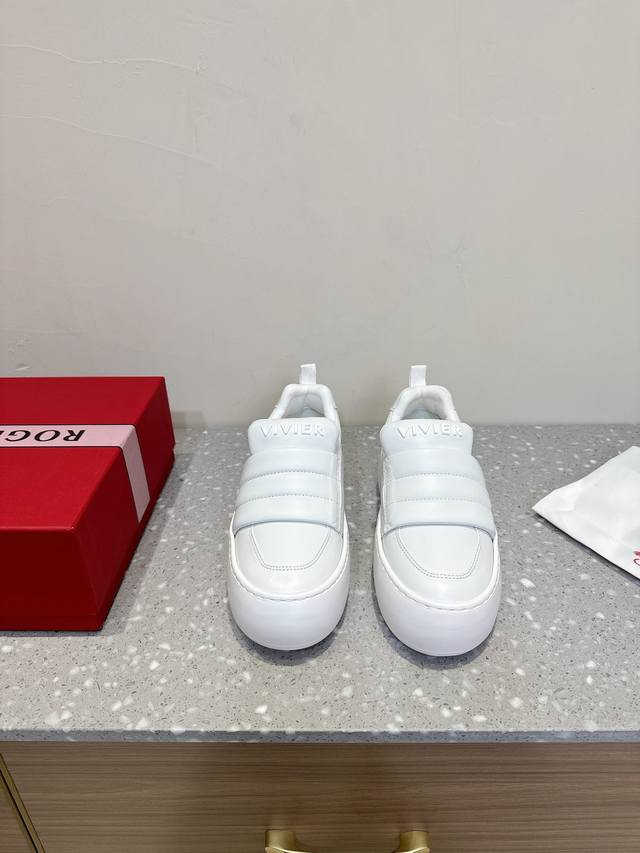 Roger Vivier 最新款Viv'Up系列 钻扣 泡芙鞋 面包鞋 厚底 小白鞋 休闲 运动鞋 原版购入开发 做货 这款Viv' Up 泡芙鞋邂逅于梦幻瞬间