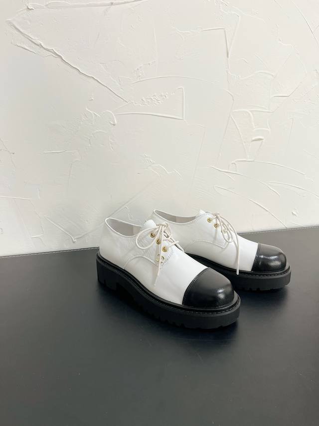 CHANEL 系带乐福鞋 Chanel 小香 24B新款厚底绑蒂乐福鞋 圆头系带款 怎么搭配都好看，时髦精必备！搭配展现与众不同的穿搭风格、白由混搭闪耀到位，跟