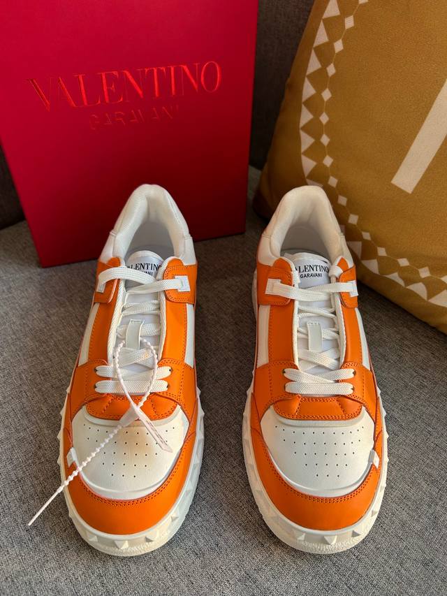 VALENTINO系列 情侣款 休闲运动鞋 CD 滑板鞋 原版1:1开发， 这款 运动鞋是二零二四春季情侣装系列新品，，成为 VALENTINO经典单品。采用灰